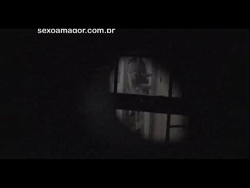 ❤️ Плавушу тајно снима воајер из комшилука скривен иза шупљих цигли ❤ Секс видео код нас
